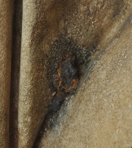 Roman Art | Online Scholarly Catalogue | Art Institute of Chicago | Detail showing the large iron inclusion wedged between the chlamys and the torso on the proper right side of Fragment of a Portrait Statue of a Man (2nd century A.D.).
