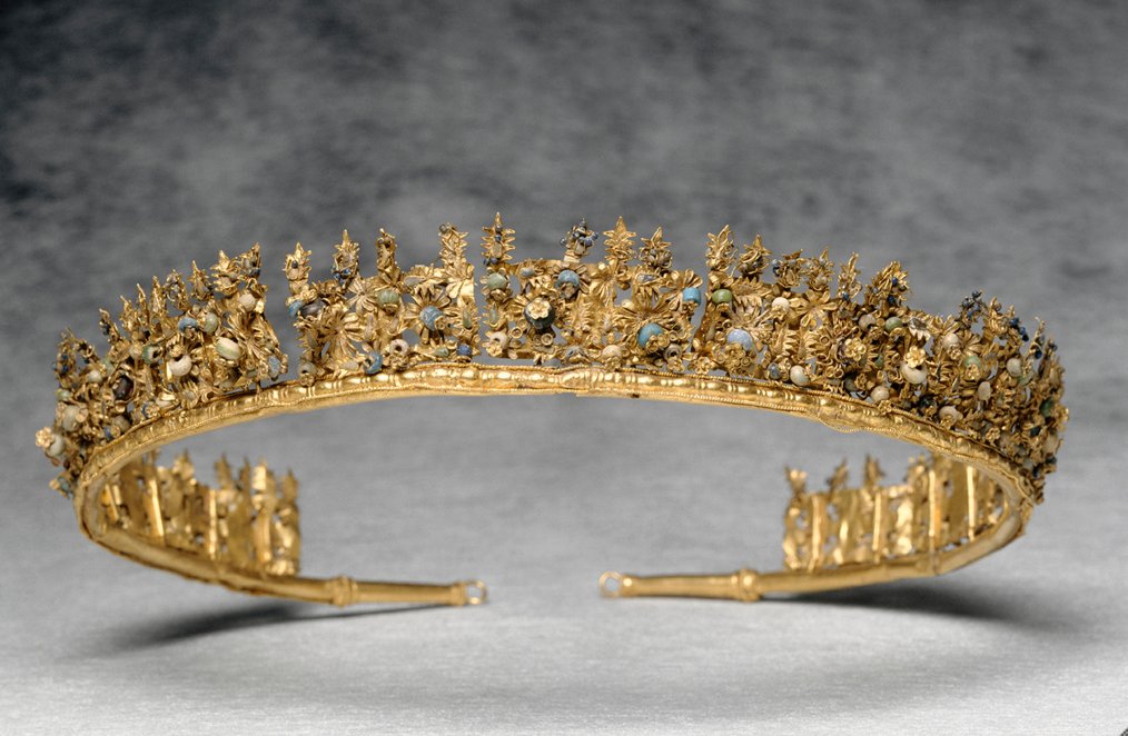 Roman Art | Online Scholarly Catalogue | Art Institute of Chicago | Hellenistic, found in Canosa, hypogeum Lagrasta, Italy. Diadem, c. 300/250 B.C. Gold, glass, and enamel; length 51 cm (20 in.). Paris, Musée du Louvre.